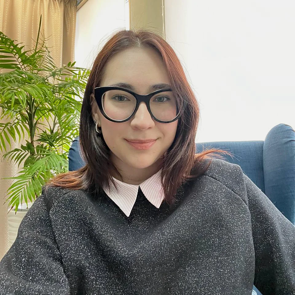 Анна в кабинете